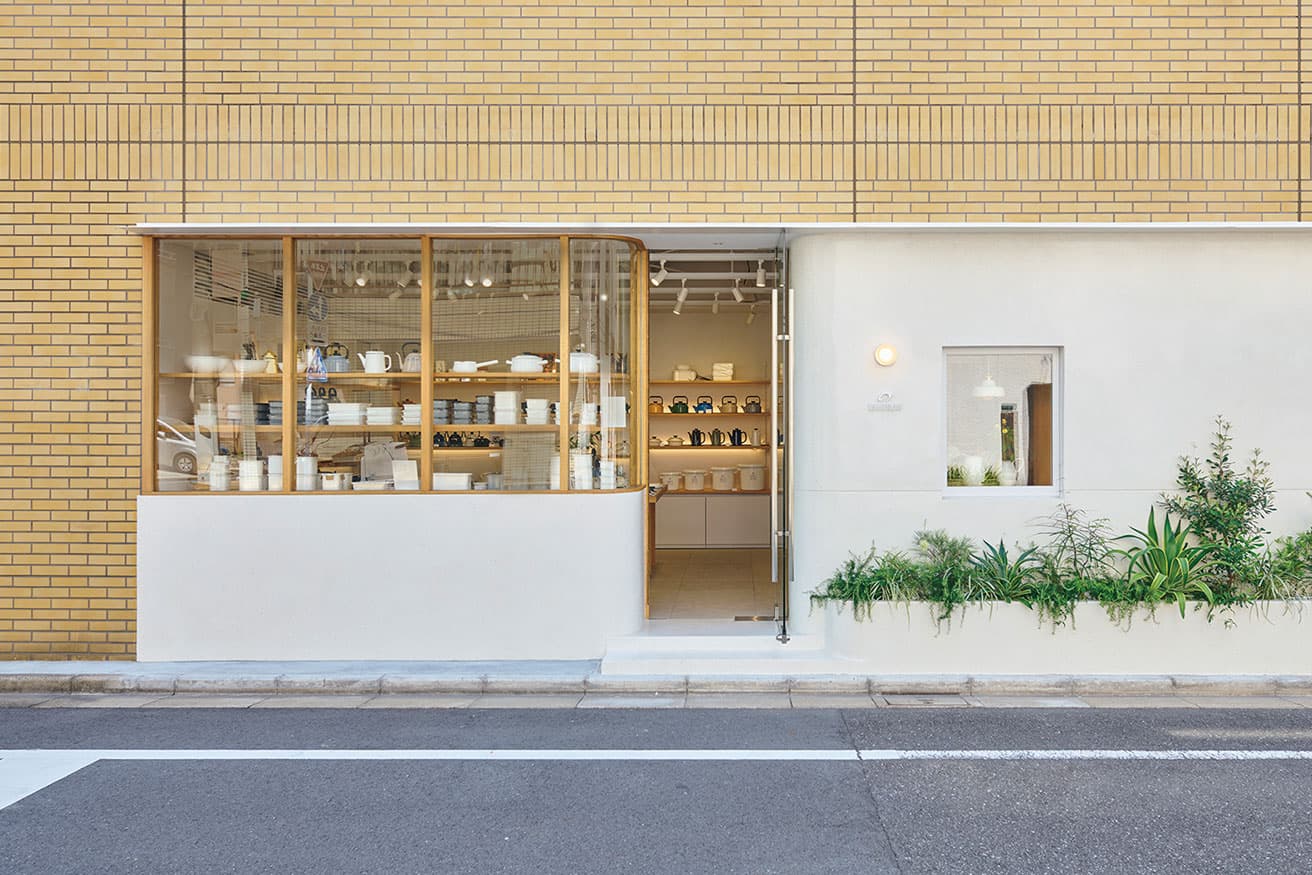 外観。既存建築の直線的で重厚なファサードに対し、店舗外壁部分にはテラゾーを採用した。