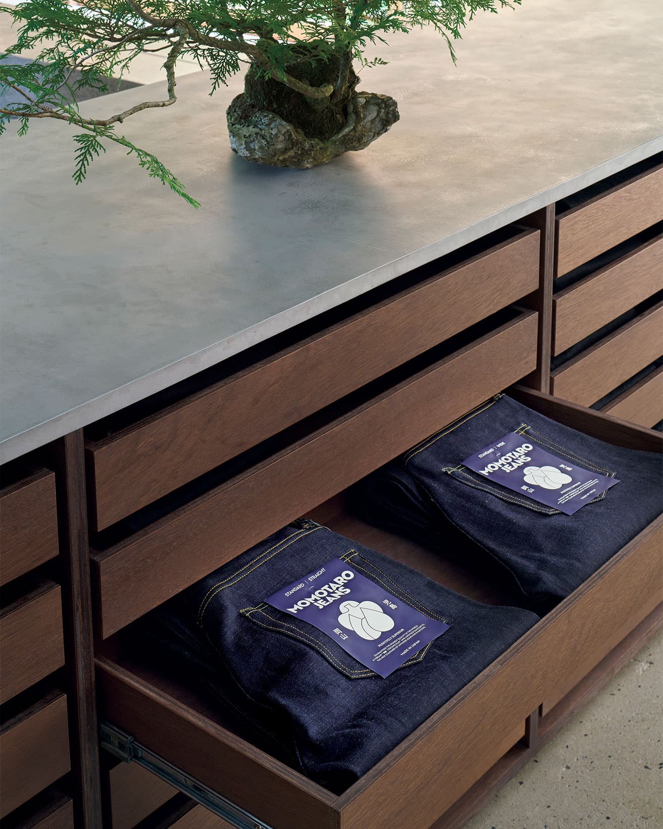幾度も染め上げて到達した、深い藍色と独特な風合いの「特濃―TOKUNO BLUE」が特徴。
