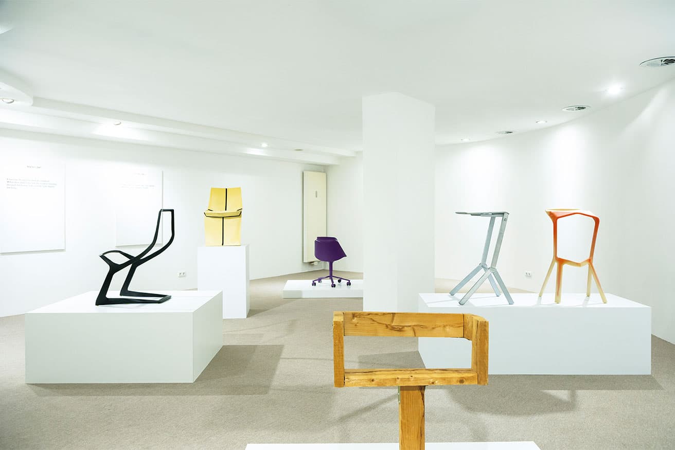 《MIURA》や《MYTO》、《MARS》など代表作の試作が並ぶ展示風景。