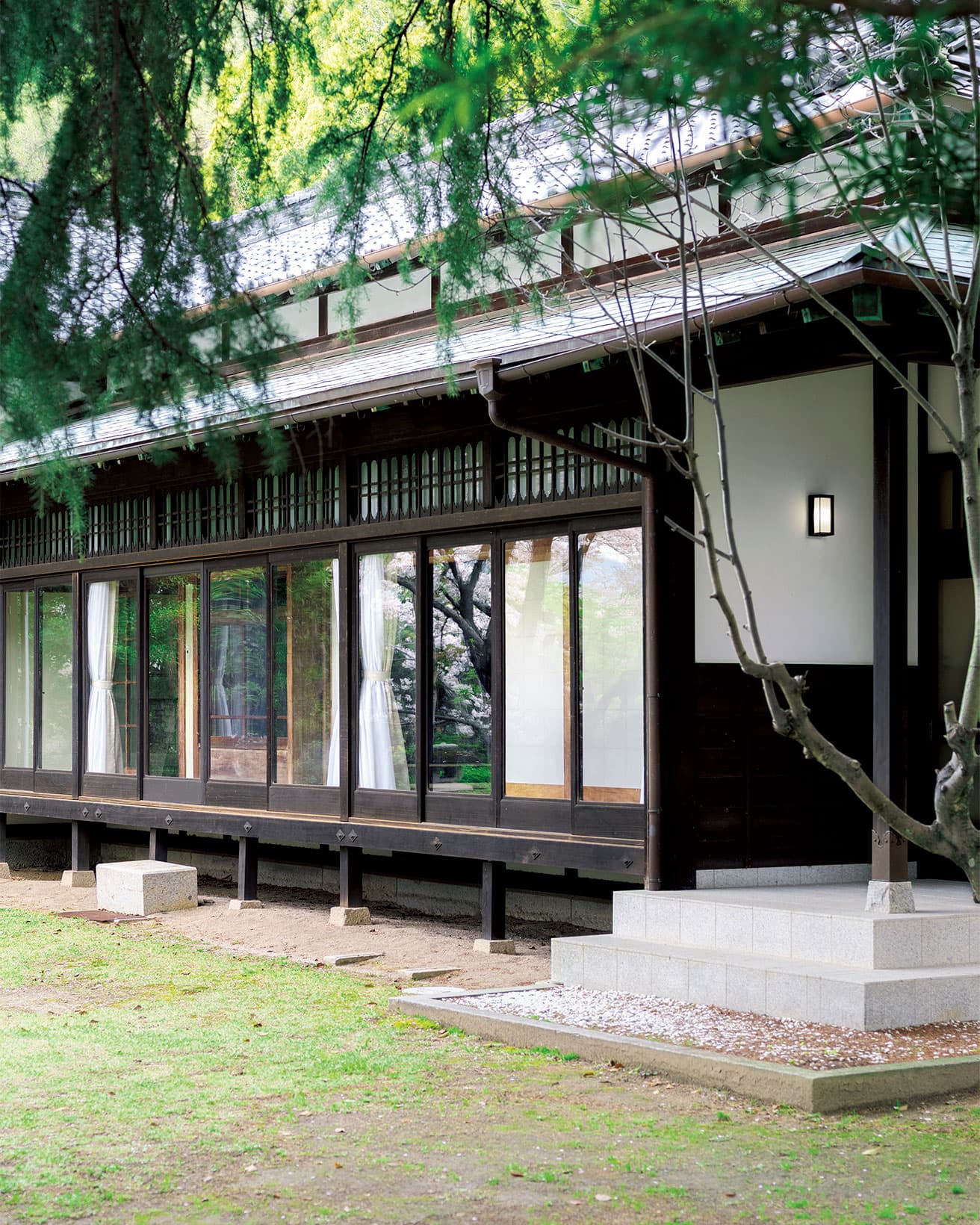 東の角にある玄関。兵学校内、水交館の先にある高台の上に、南に面して位置する。屋根はむくりのある入母屋。