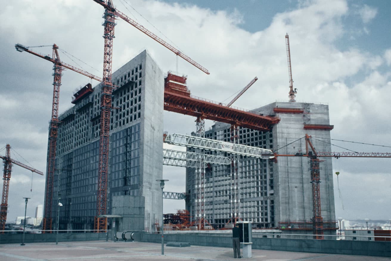 建設中の新凱旋門ことグランダルシュ。(c)2025 AGAT FILMS, LE PACTE
