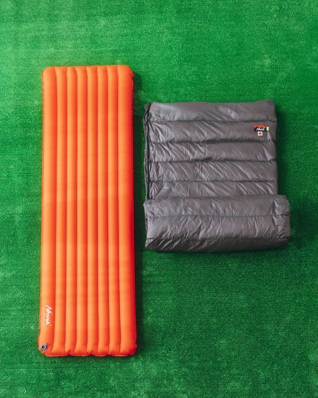 羽毛布団を仕立て直した「Re:ACT」専用の寝袋《SONAE BAG》。足元がゆったりしたテーパードシェープを採用。サイドジッパーで連結して、2人で入れる大きな寝袋にすることも、ジッパーを外して1枚の薄手の掛け布団にすることも可能だ。3シーズン用のエアマットがセットになっている。羽毛量350g。38,500円。