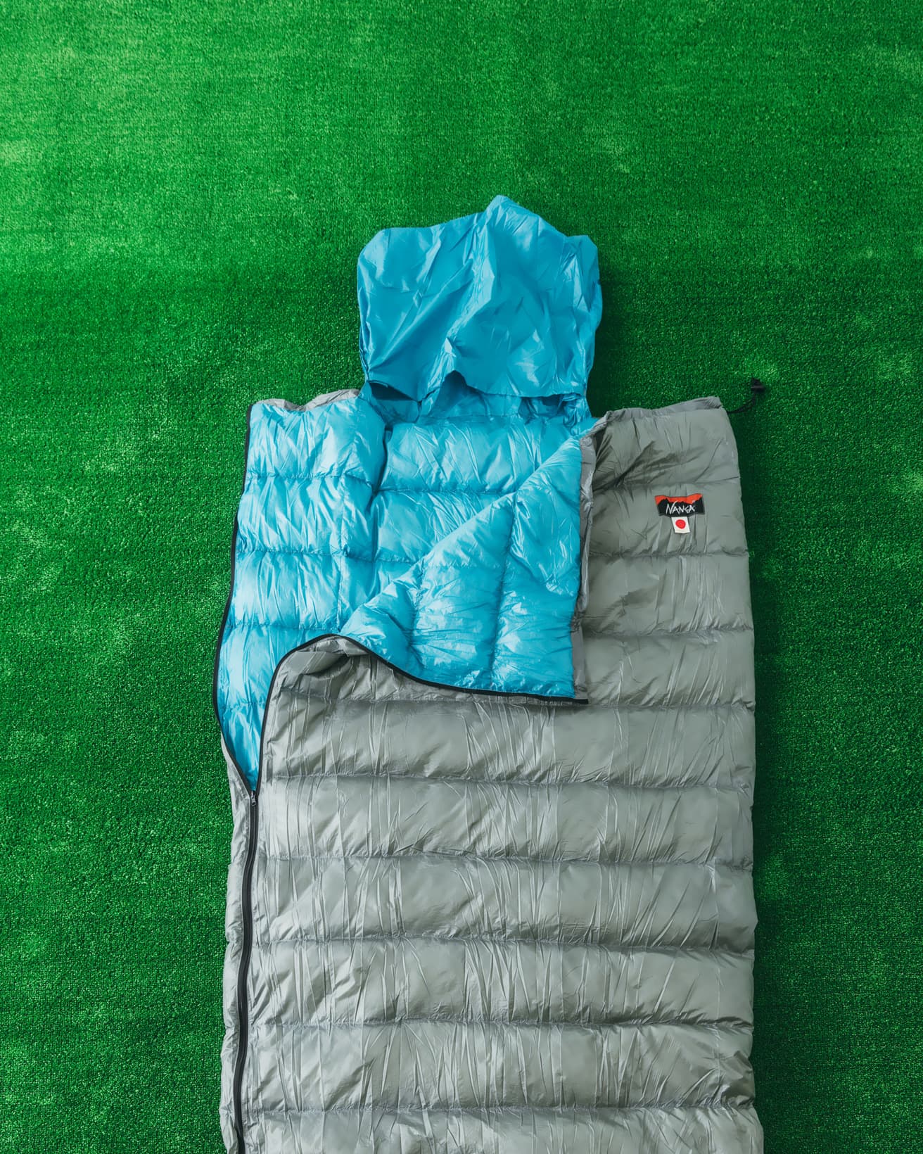 「Re:ACT」でしか製作できなかった《SONAE BAG》が製品として数量限定発売。すでにリサイクル羽毛がセットされ、羽毛布団を提供せずとも購入することが可能だ。羽毛量350gの《SONAE BAG 350》42,900円、と450gの《SONAE BAG 450》44,330円の2種がラインアップする。3シーズン用のエアマットもそれぞれセット。寝袋上部にある備え付けの袋は、枕や湯たんぽをいれて使用できるケースにも、パッカブル仕様のポケットにもなる。