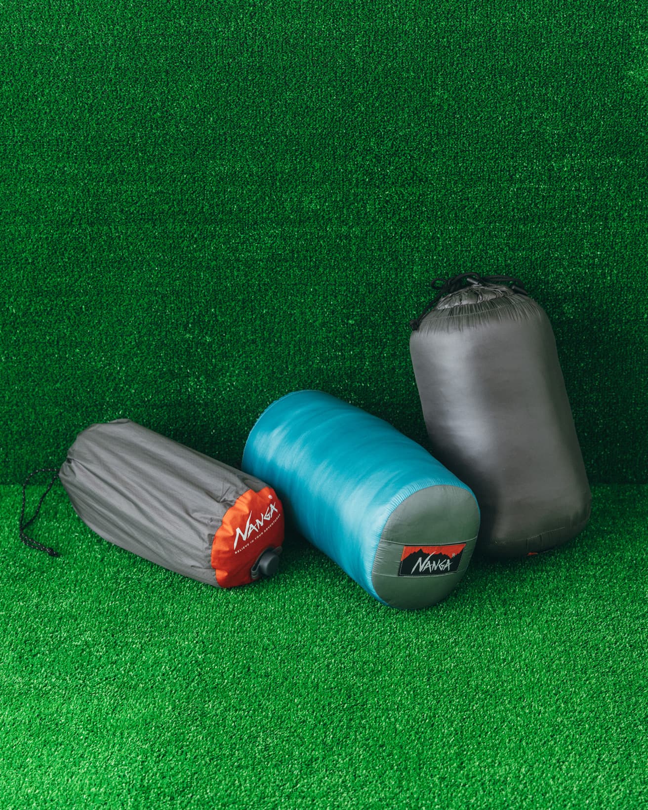 寝袋とマットは付属の袋に収納すればコンパクトに。また左のエアマット用の袋は、マットを膨らませるためのインフレーションドライサック（ポンプ代わりの収納バッグ）仕様となっている。