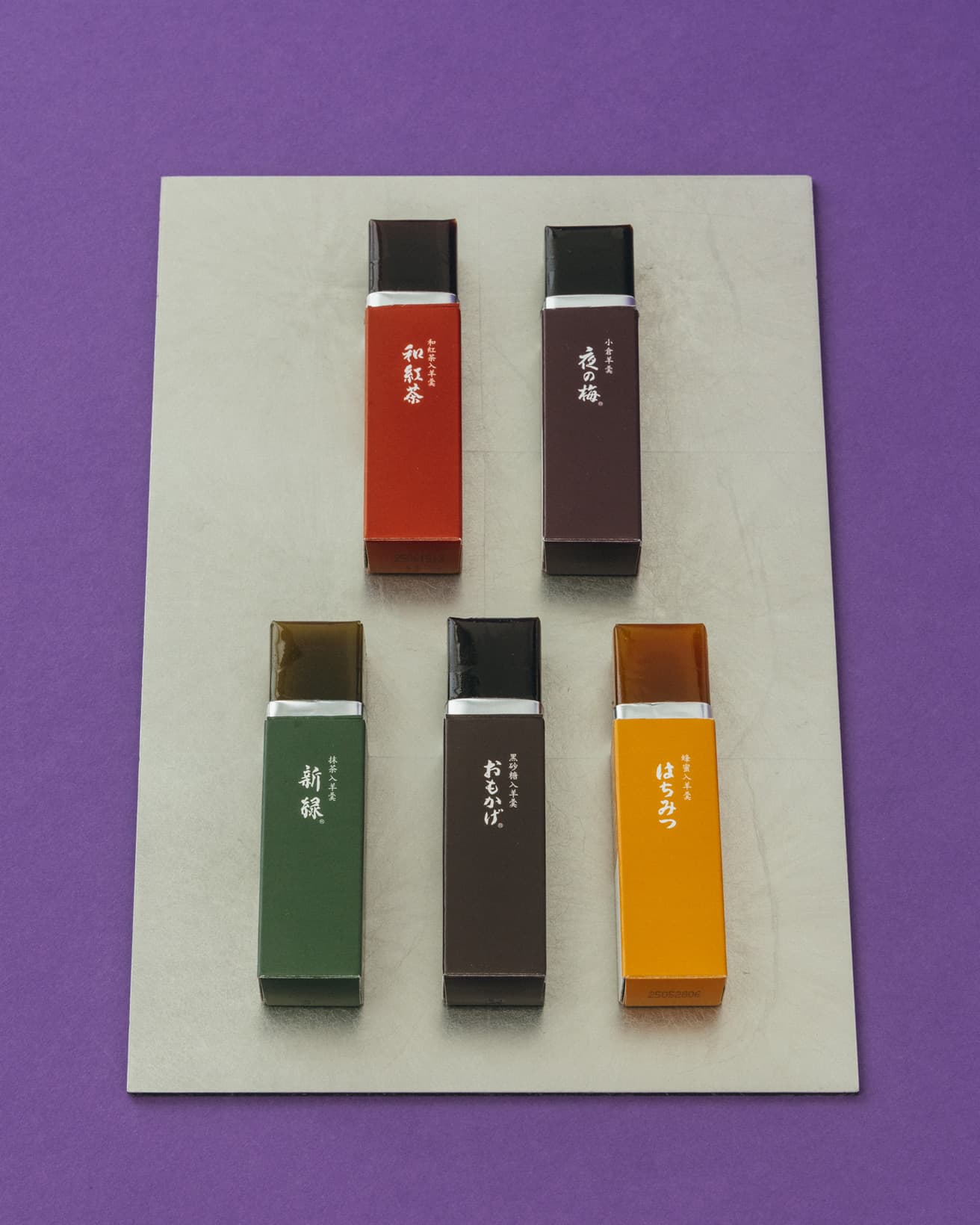 小形羊羹は手に持ったまま食べやすいスティック型。内側のパッケージには一口大の位置に切り込みが入っていて、ハサミがなくても手で開封することができる。