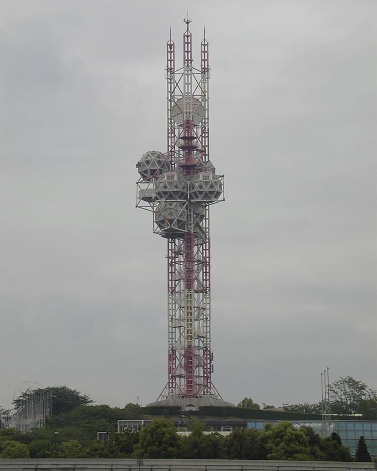 〈エキスポタワー〉菊竹清訓設計、1970年竣工。大阪府吹田市。photo_Tatsuo Iso