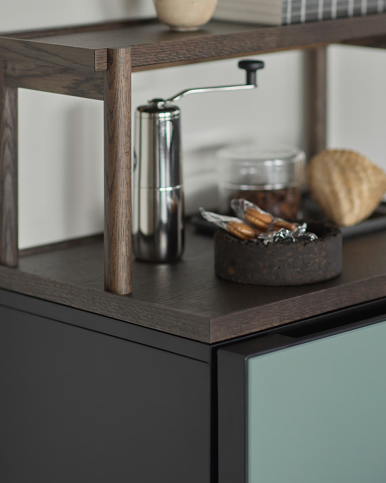 冷蔵庫《Chiiil》のモス（色）に木製家具《MINIBAR》のスモークドオークを合わせて。ものを置くのはもちろん、フラットなワークスペースとしても活躍する。