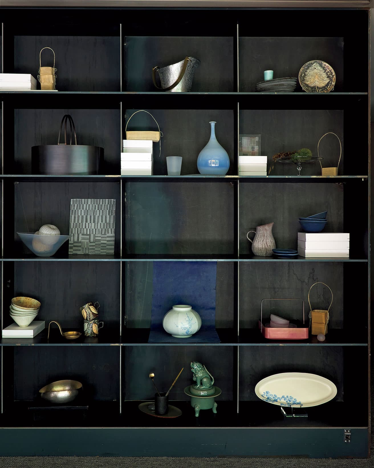 〈WOL〉ハンナム店での展示風景。金属工芸、陶芸、ガラスなど各分野で活躍する約15名の韓国人作家が参加する。