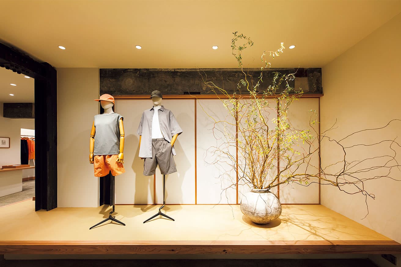 2階に上がってすぐ韓紙を使った襖の建具が現れる。小上がりに飾られた植物は、二十四節気に合わせて入れ替えられる。