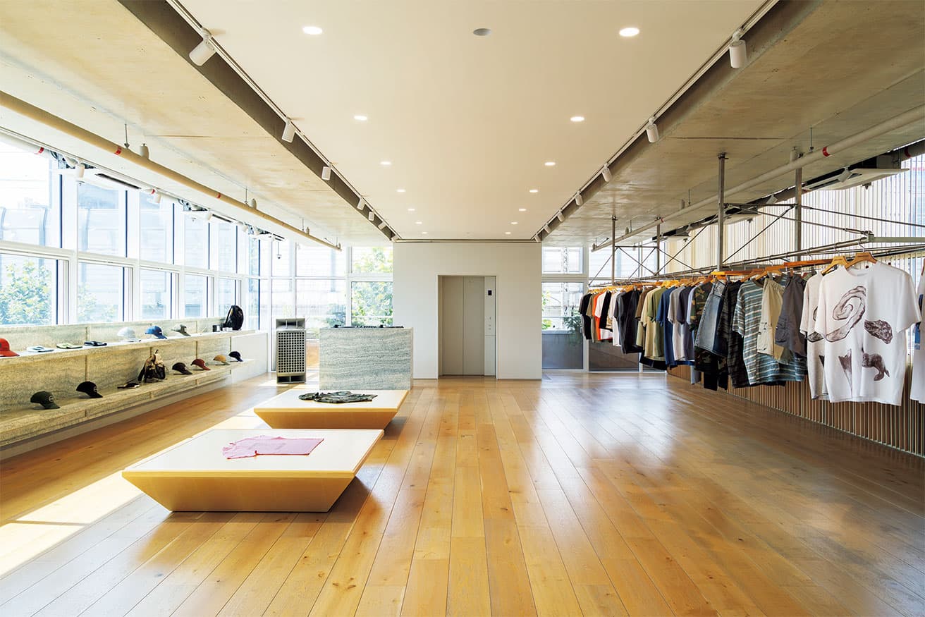 3階の店舗は白を基調としたクリーンな空間に、大理石の棚や木製什器を配置している。