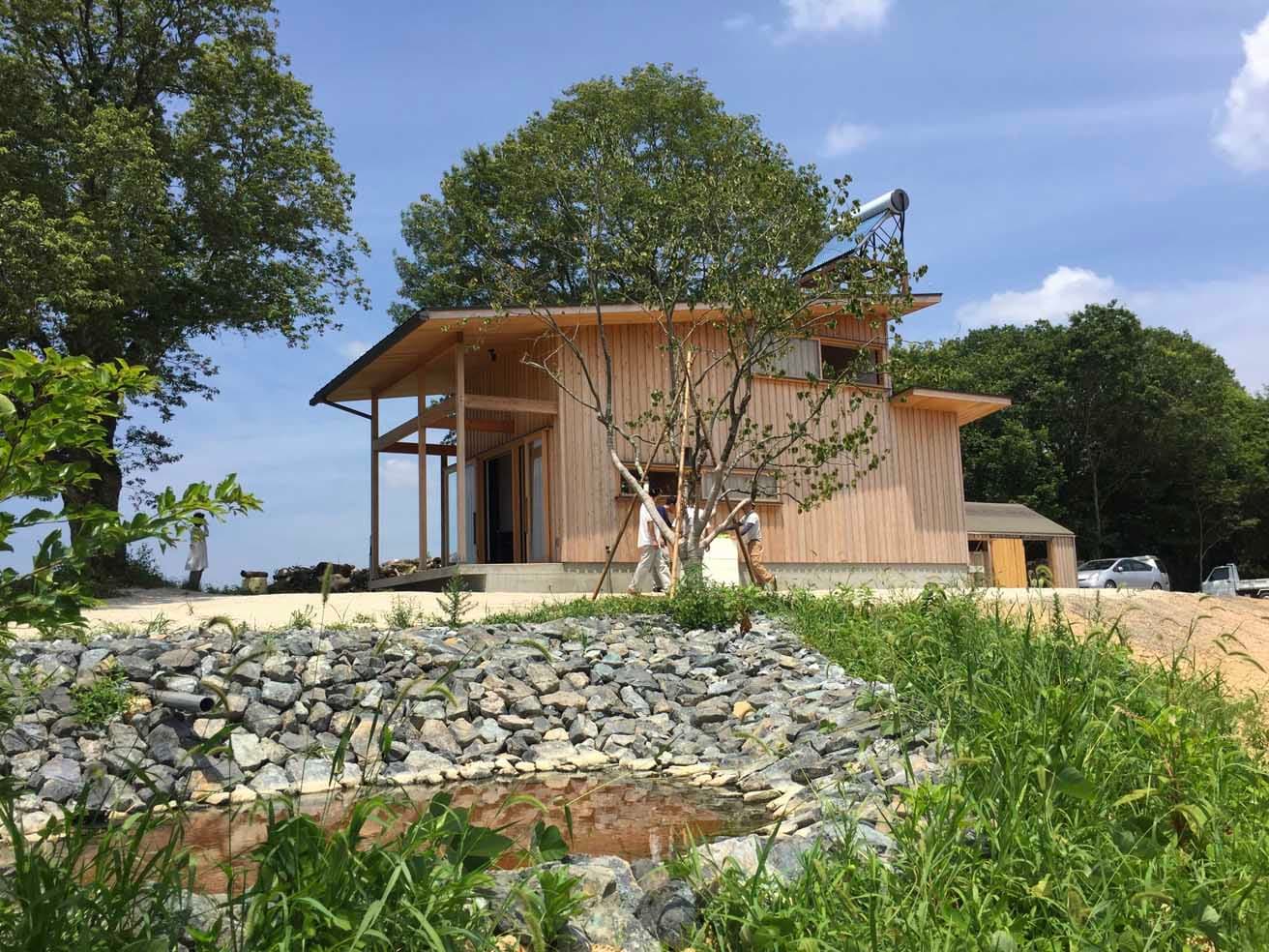 「建築」ゾーンで紹介される一軒、2018年に中村が手掛けた〈全作さんの小屋〉。地球環境に負荷をかけずに暮らすための小屋。photo_Yoshifumi Nakamura
