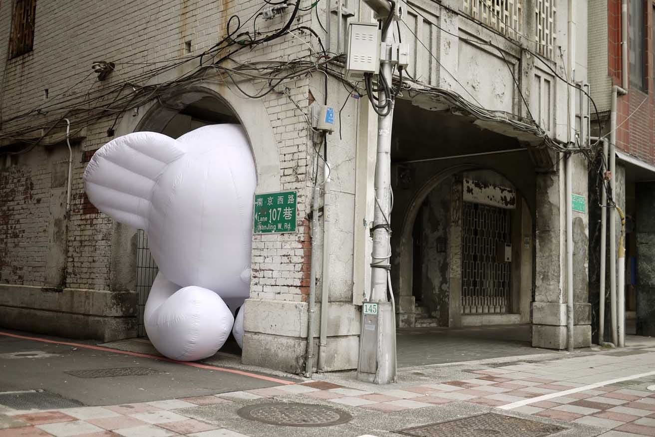 ゲリラ的に街角などに作品を設置し、アート空間へと変貌させる「デリバリー・アート（Delivery Art）」を実践するイム・ジビンの代表作《EVERYWHERE》。今回、街なかの各所に「ベアバルーン」を出現させるパフォーマンスを実施する。