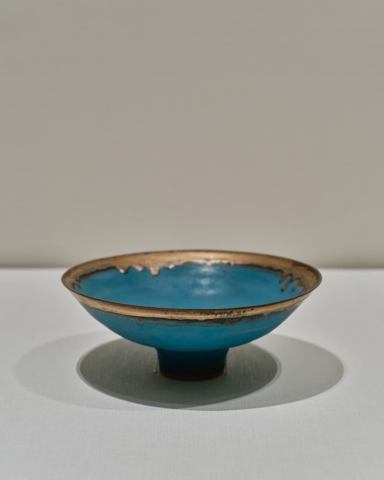 ルーシー・リー《青釉鉢》1980年頃 井内コレクション（国立工芸館寄託）。展示最後、第4章では、自らのスタイルを見出した1970年以降に制作された鉢と花器を紹介する。高温の電気窯の特製を生かした奥深い青の釉薬。