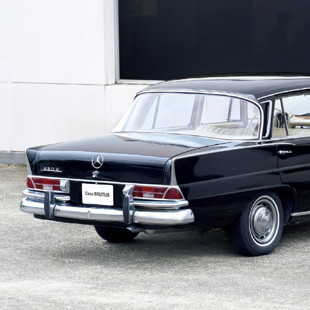 《W111》のセダンは車体後部にフィンを備えており、日本では「ハネベン」という愛称で親しまれた。