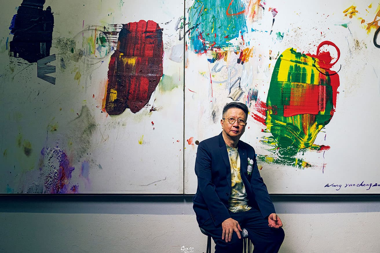 パリのアトリエで制作中の王衍成。絵画の制約や慣習などから離れて創作し、自我を忘れ、直感のままに筆やスキージなど道具を取る。「私の作品はコントロールされない私自身の痕跡なのです」。