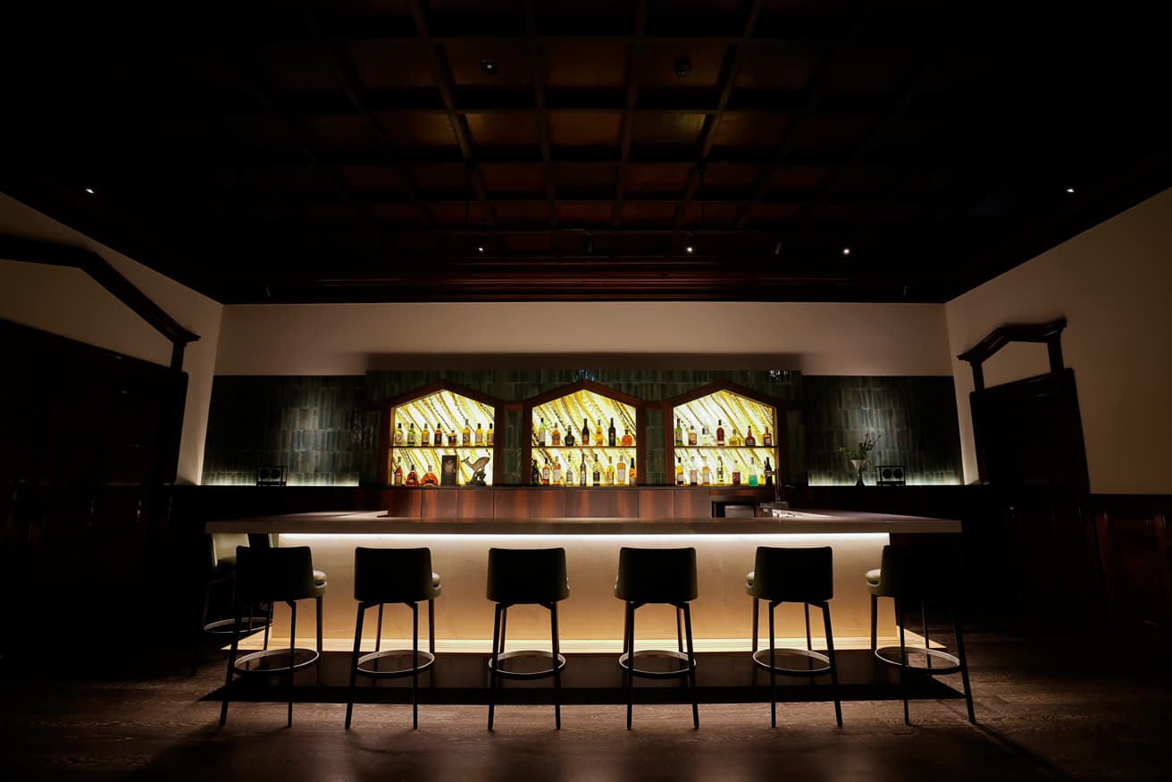 重厚な格天井が特徴的なバー〈Bar Hakodadi〉。