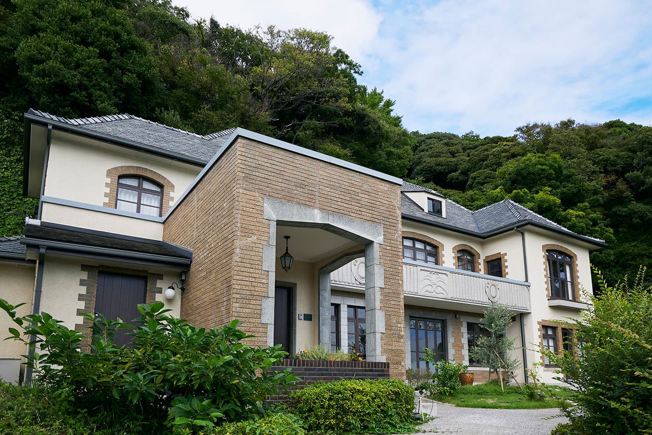 建築家・久米権九郎が設計した〈旧本多邸〉。国登録有形文化財に登録されている。