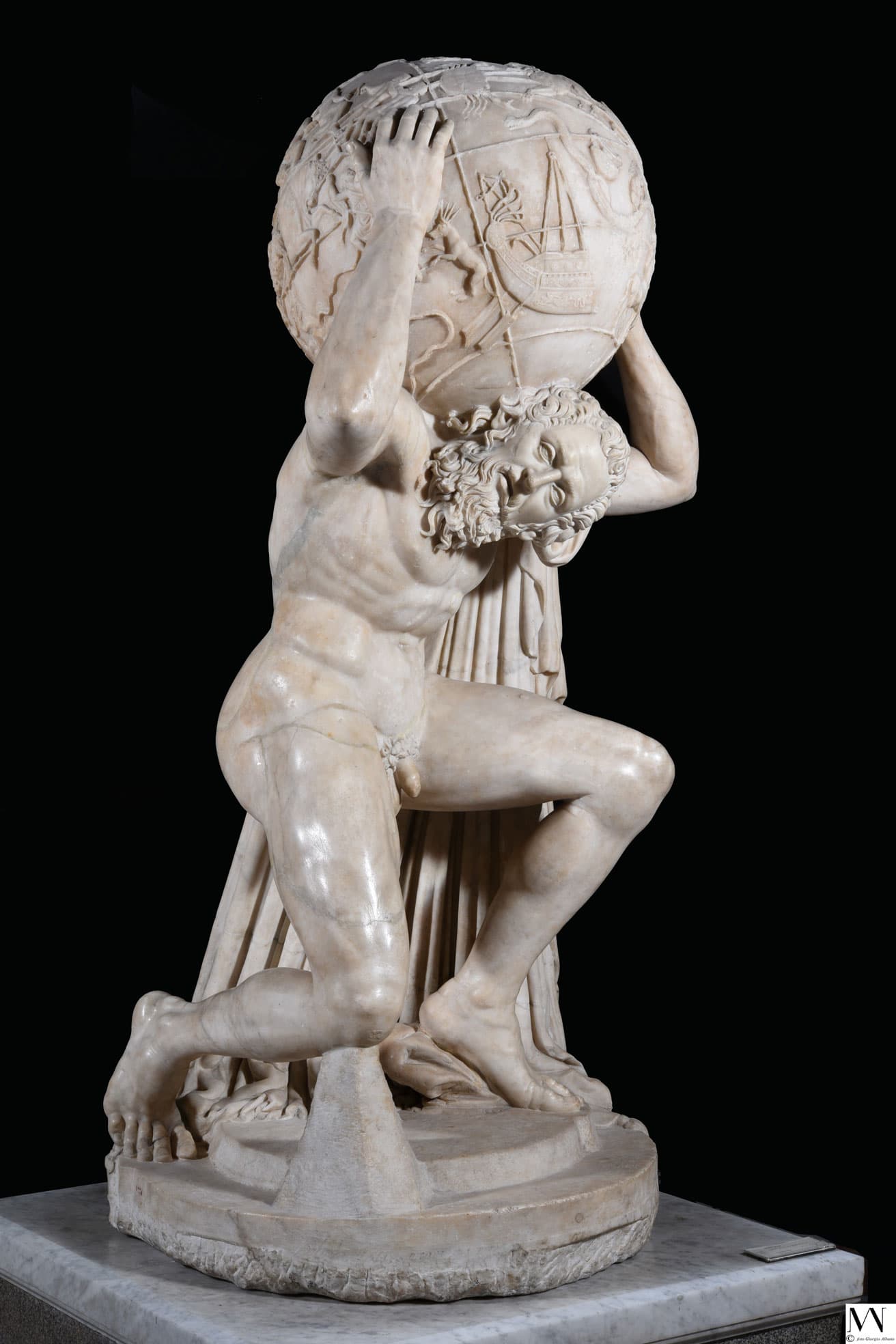 大阪市立美術館『天空のアトラス　イタリア館の至宝』で展示される《ファルネーゼのアトラス》。西暦2世紀。ナポリ国立考古学博物館蔵。
