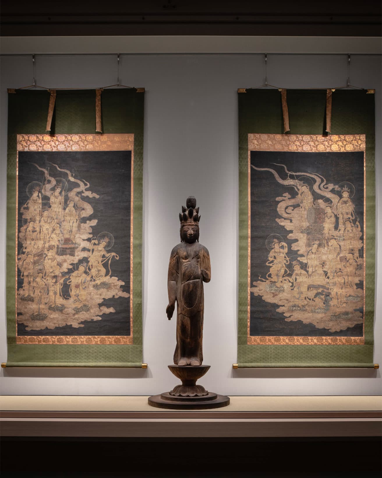 《十一面観音立像》（平安時代 10-11世紀）と《二十五菩薩来迎図》（鎌倉時代）の取り合わせ。小田原文化財団蔵 杉本コレクション photo: Sugimoto Studio