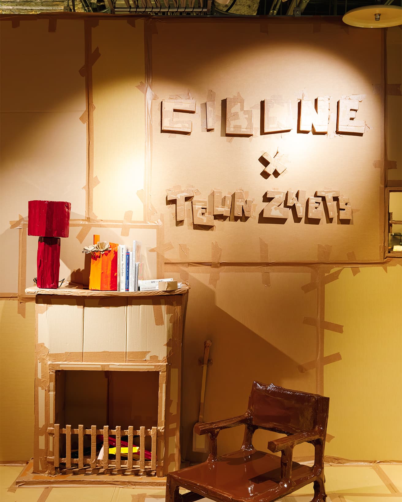 シボネ×テウン・ズヴェッツの文字やマントルピースなど、ダンボールで作られた住まいが展示会場に。