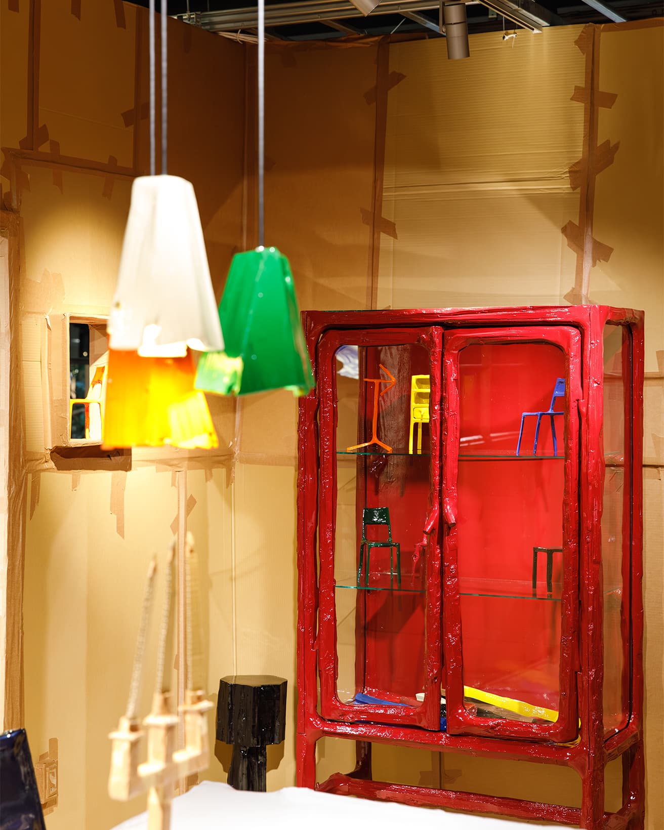 キャビネットや照明など、幅広い作品を展示販売する。