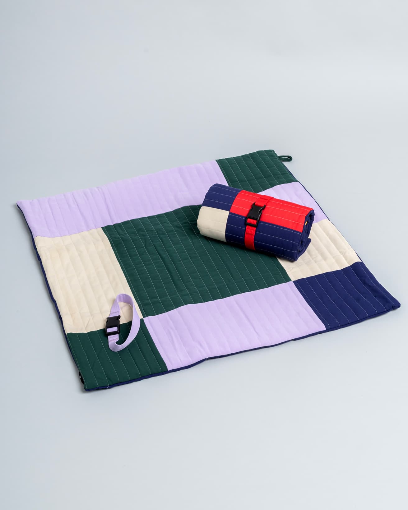 リサイクルポリエステルを使った《DOGS TRAVEL BLANKET》11,000円。80×80cmのコンパクトなサイズが魅力。