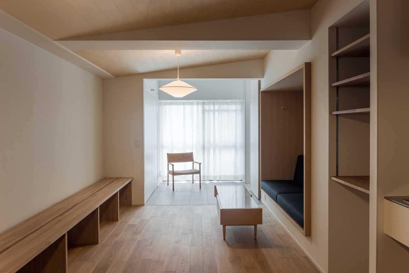 《江戸堀2丁目》のもっとも広い居室は、片側に長いベンチシートを設置。その対向にはアルコーブのように壁をくりぬいたスペースにクッションを入れ、スマートなソファ空間へとアレンジしている。
