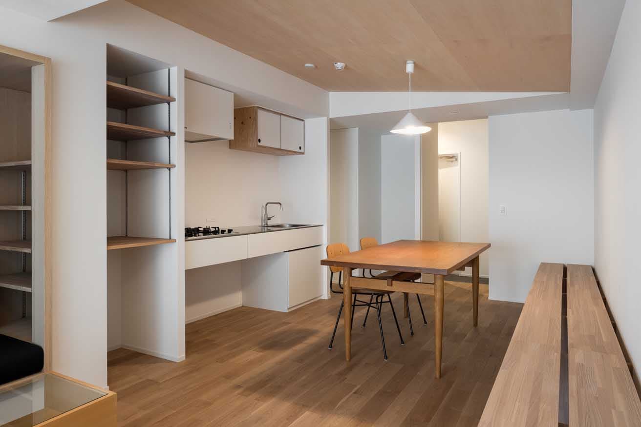 壁際にベンチシートを配置。キッチン前にテーブルを置けば、コンパクトなダイニングスペースとして活用することができる。