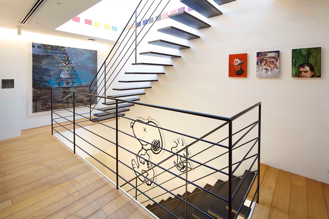 壁面にはジョージェ・オズヴォルトの大きなペインティングやライアン・ガンダー、KAWSが片山に贈ったスヌーピーとウッドストックのパネル作品も。