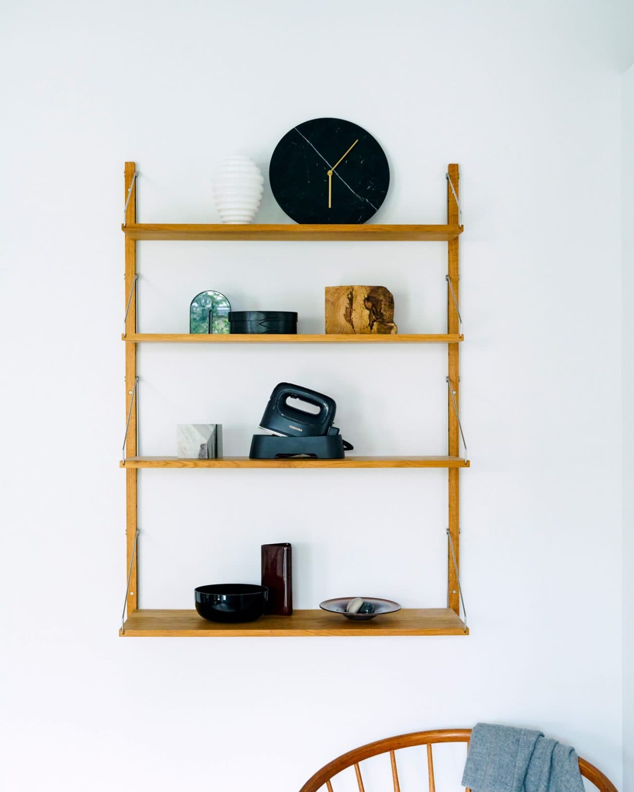 〈TOSHIBA〉から登場。軽くてパワフル、コードレス。 スタイリッシュな衣類スチーマー。