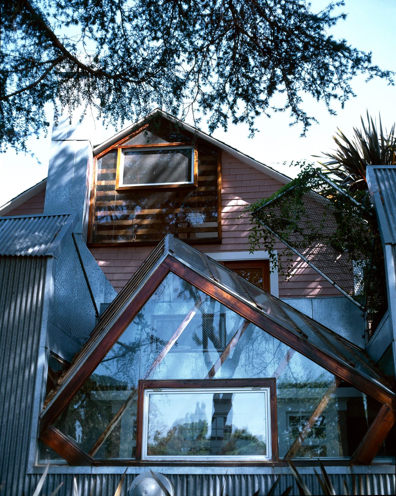 〈ゲーリー自邸〉外観（部分）。 photo_Arcaid Images/アフロ