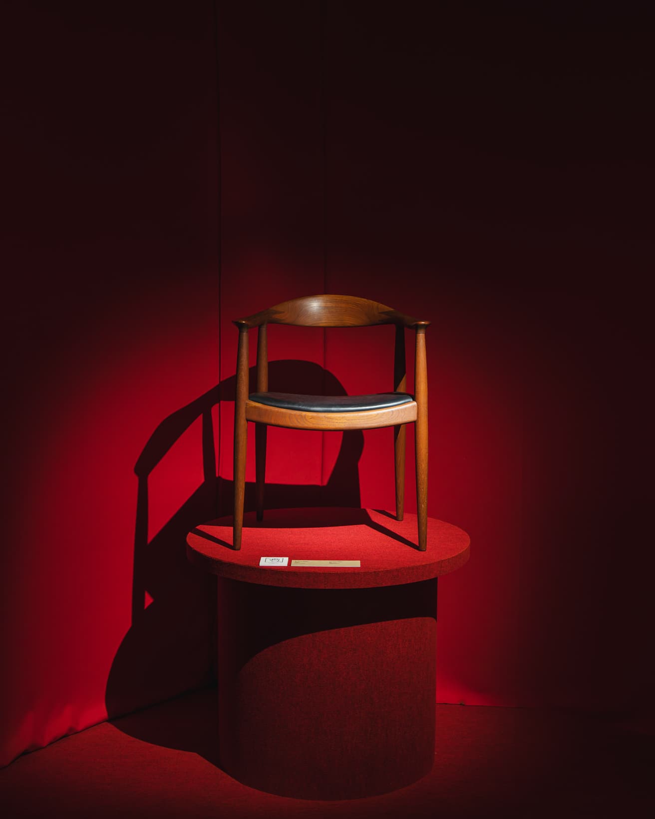 生涯で500以上の椅子をデザインしたウェグナーの作品のなかでも傑作との呼び名も高い《ザ・チェア JH503》が、まず来場者を迎える。