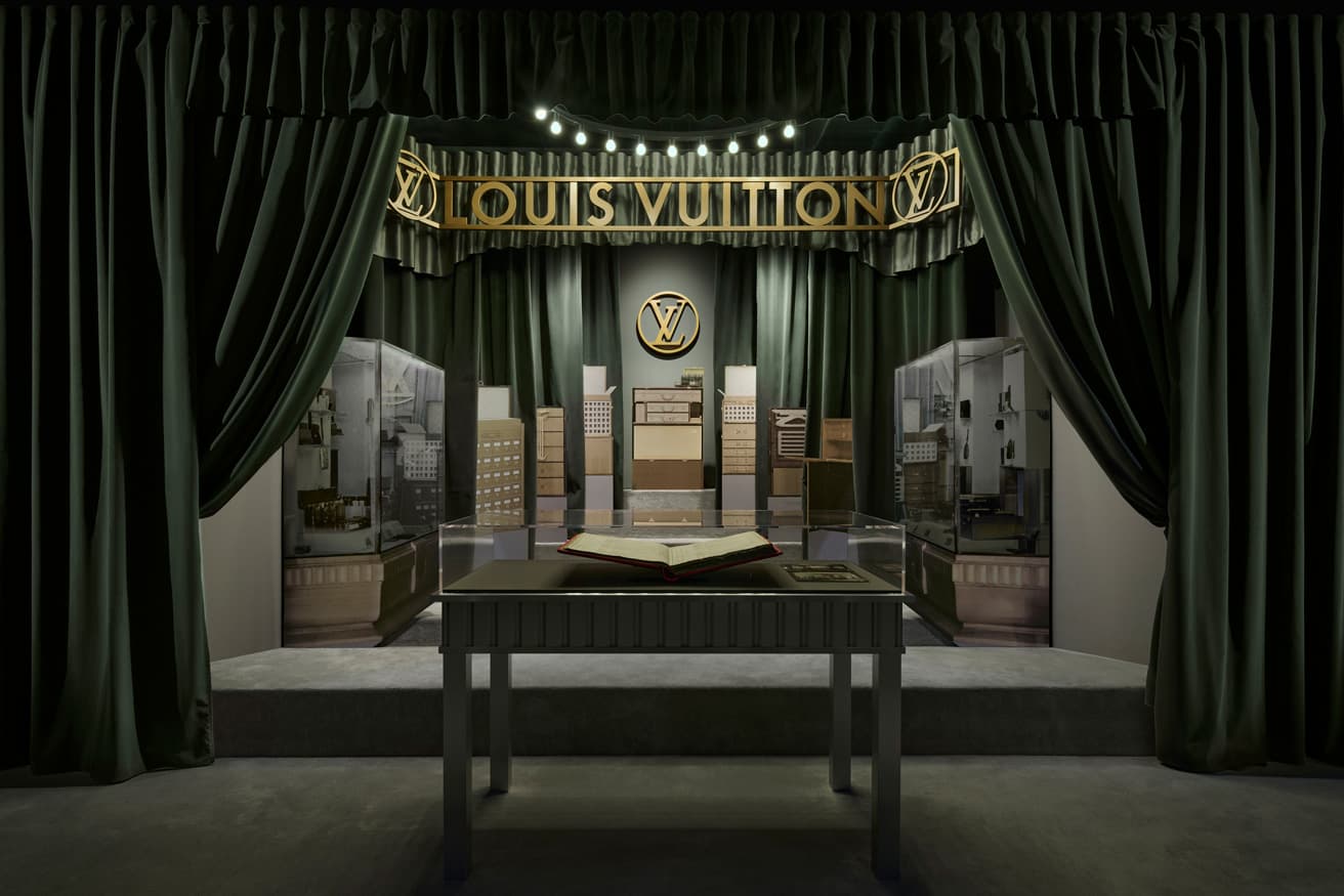 本展で再現された1925年「現代装飾美術・産業美術国際博覧会」のルイ・ヴィトンのスタンド。当時のアール・デコ展の世界へと来館者を誘う臨場感溢れる演出が見もの。