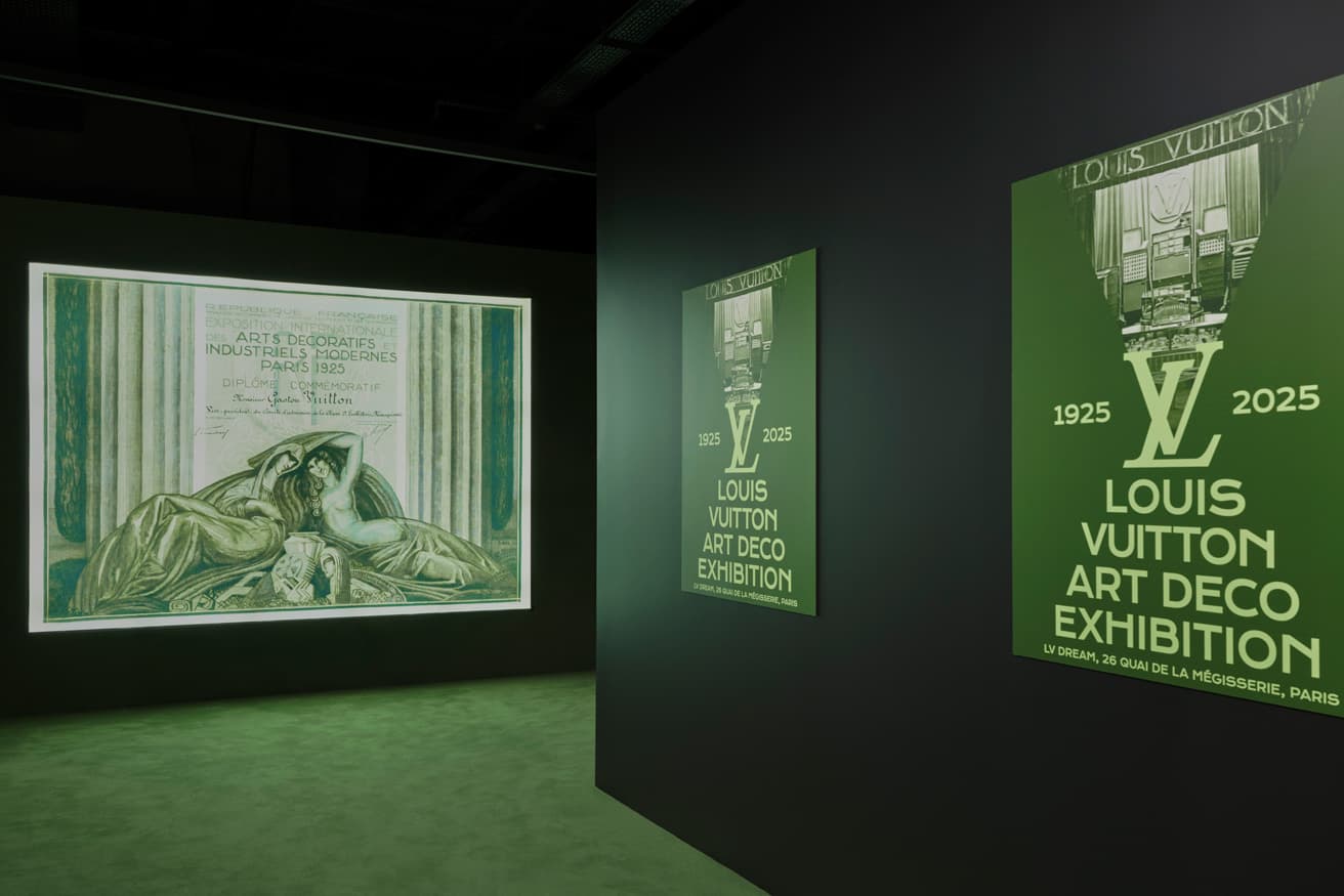 『ルイ・ヴィトン アール・デコ』展の会場入り口。左手奥はガストン-ルイ・ヴィトンが受領した1925年のアール・デコ展の記念証書。
