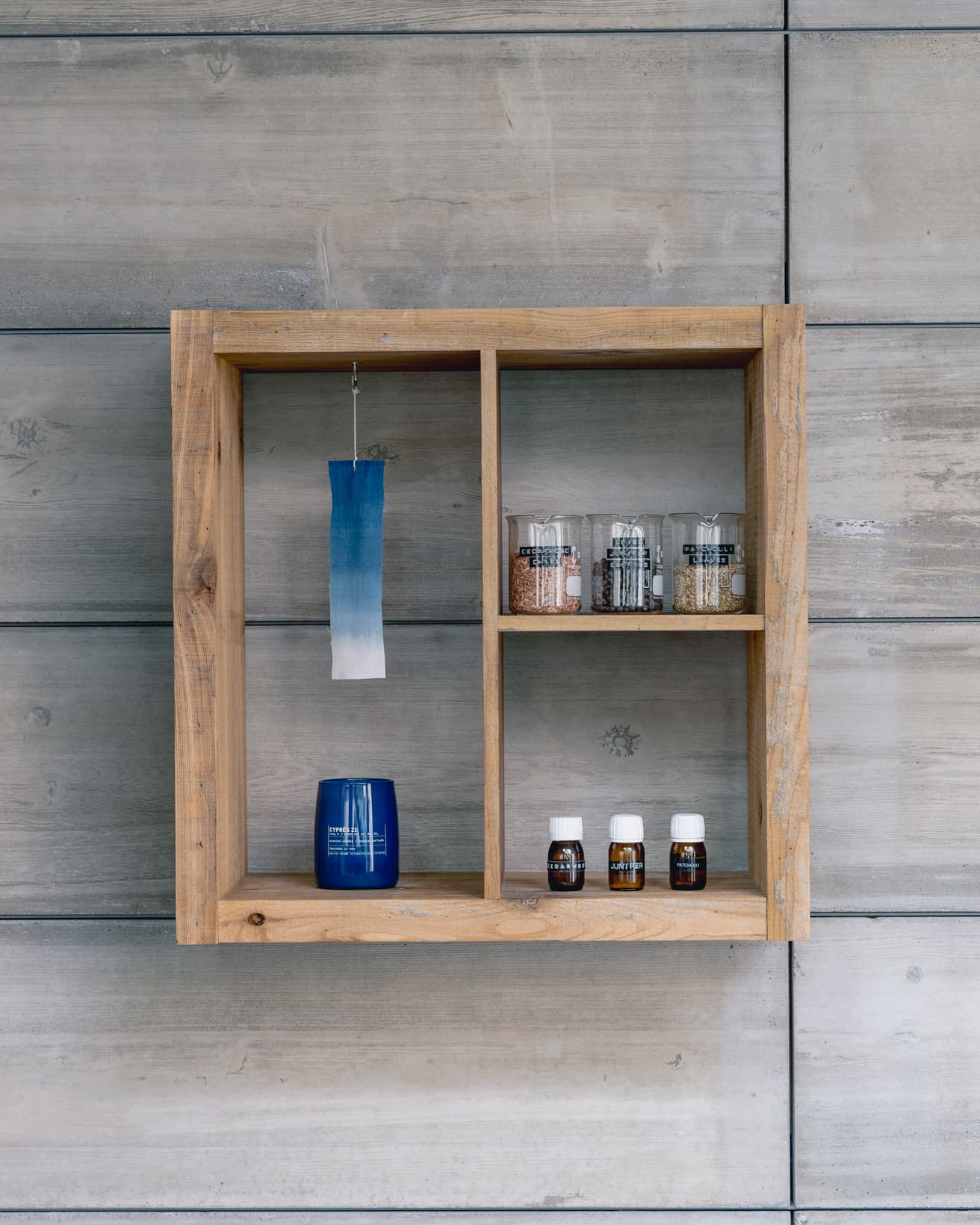 《シプレ 21 インディゴ》を構成する原材料や香料オイルが、キャンドルとともに並ぶセントブース。