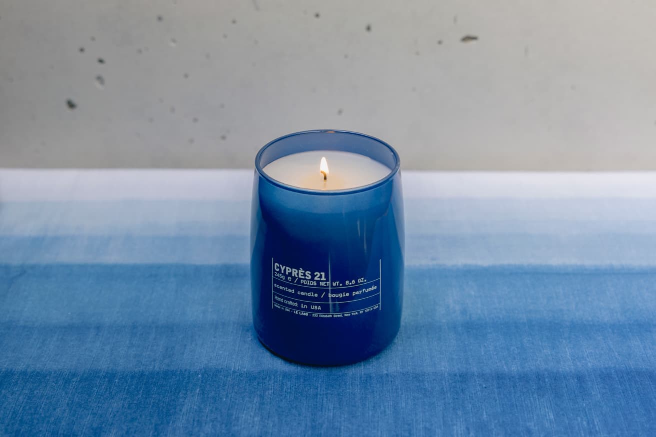 日本の藍染めにインスパイアされた〈ル ラボ〉のキャンドルと過ごす、静かで心地よい時間。