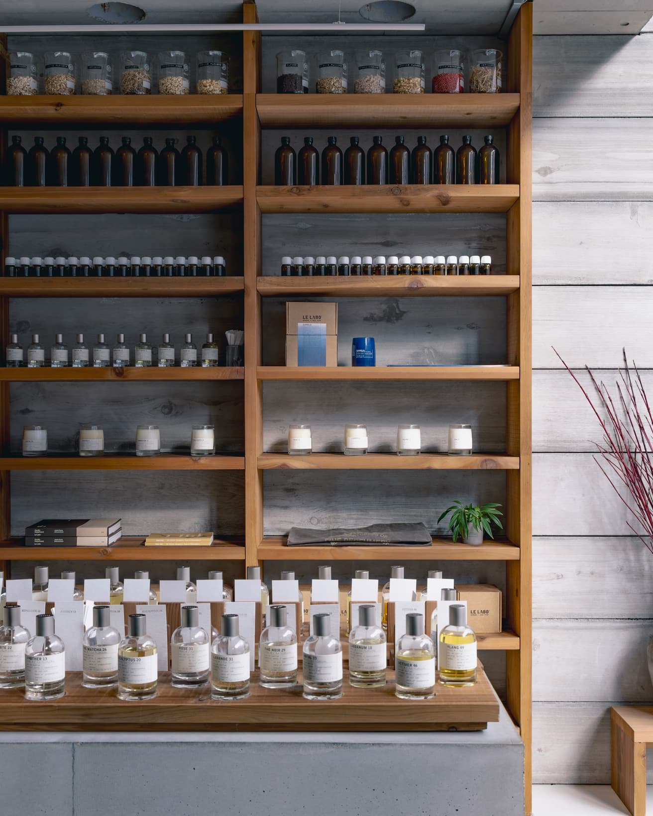 フレグランス、ホームフレグランスなどの陳列のなか、鮮やかな藍色が目をひく《シプレ 21 インディゴ》と藍染めの綿布が並ぶ。