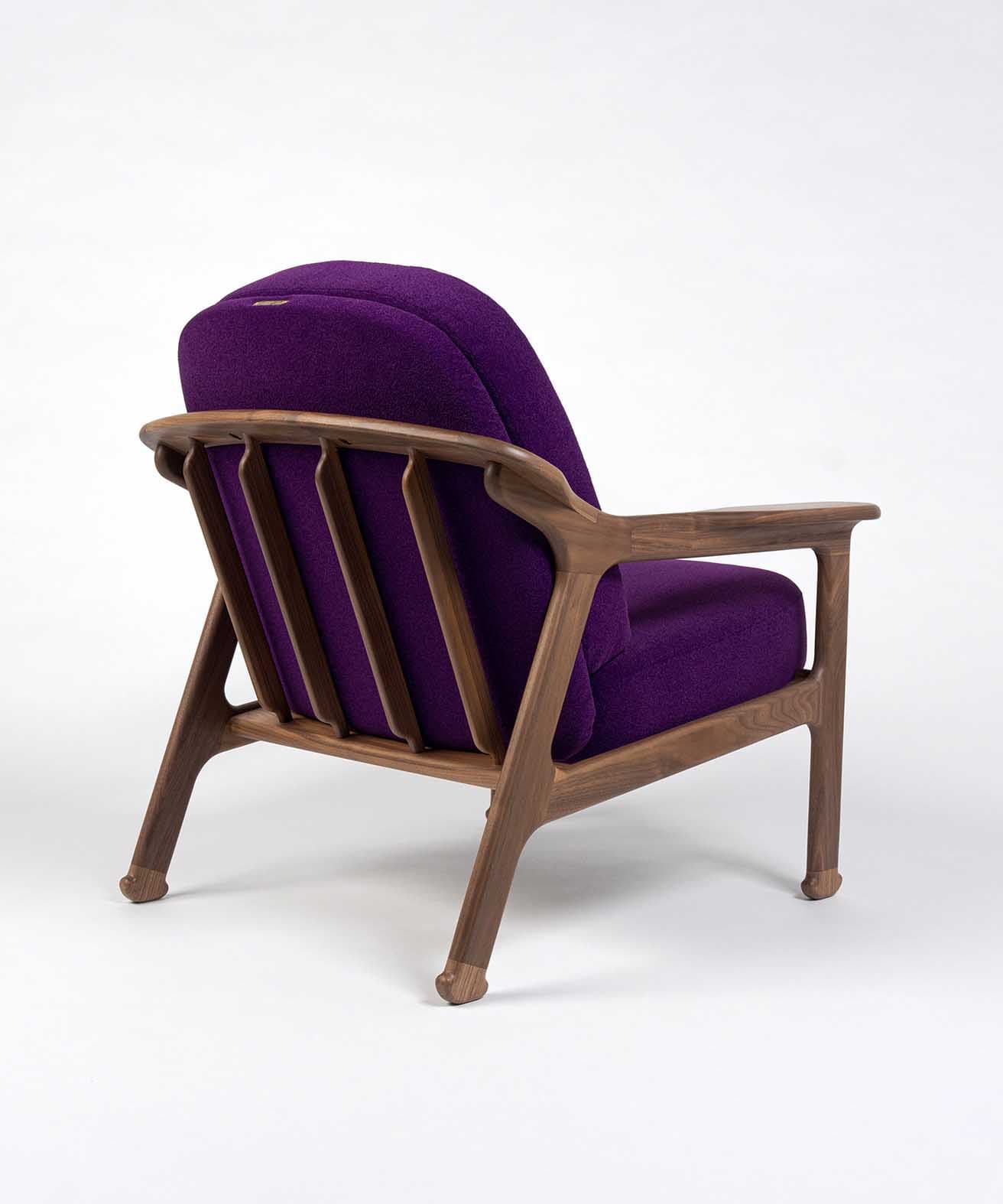 《帝劇コンフォートチェア “Encore”》designed by 清水久和（S&amp;O DESIGN）352,000円。W 700㎜ × D 825㎜ × H 810㎜（SH: 430㎜）。素材：帝劇モケット、ウォールナット。