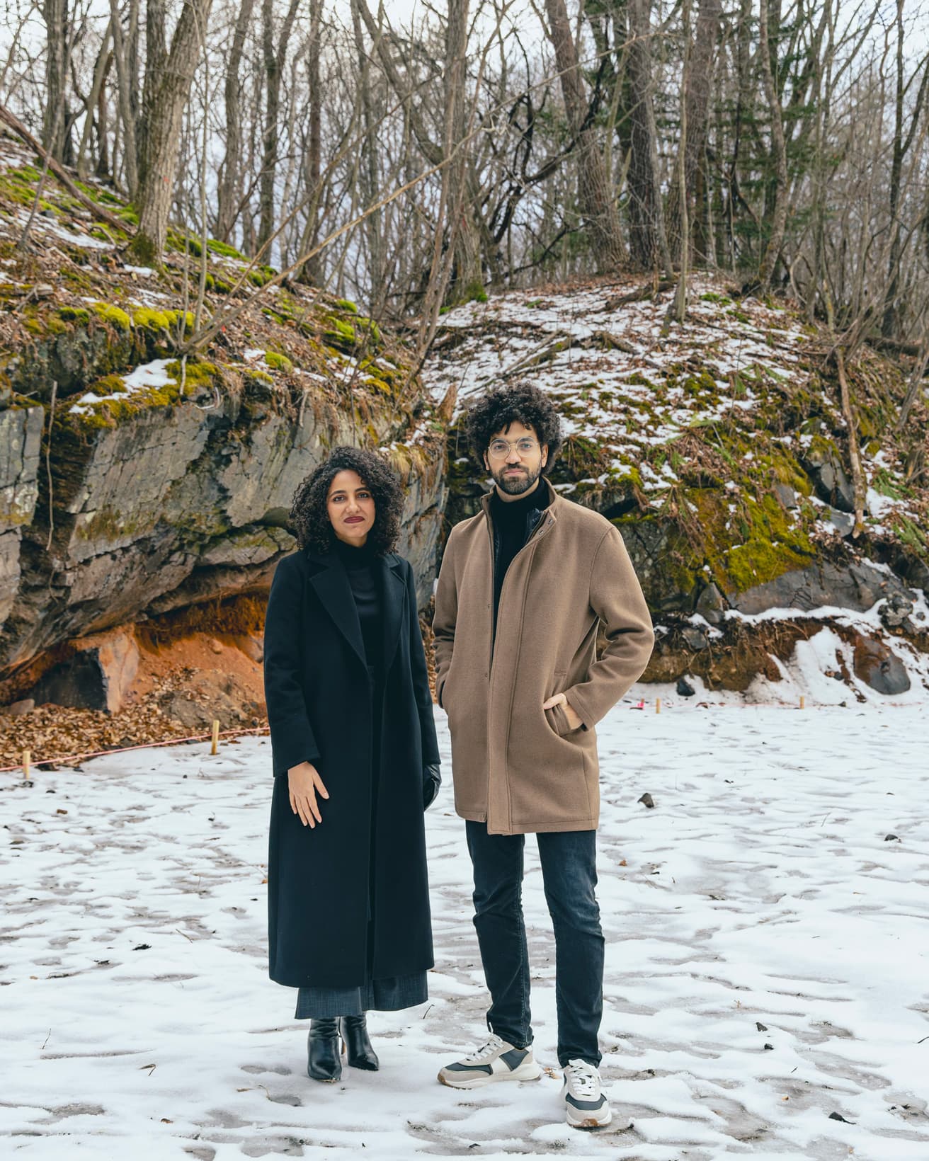 うっすらと雪化粧を始めた北軽井沢の建設予定地に立つUNFORMED DESIGNの2人。