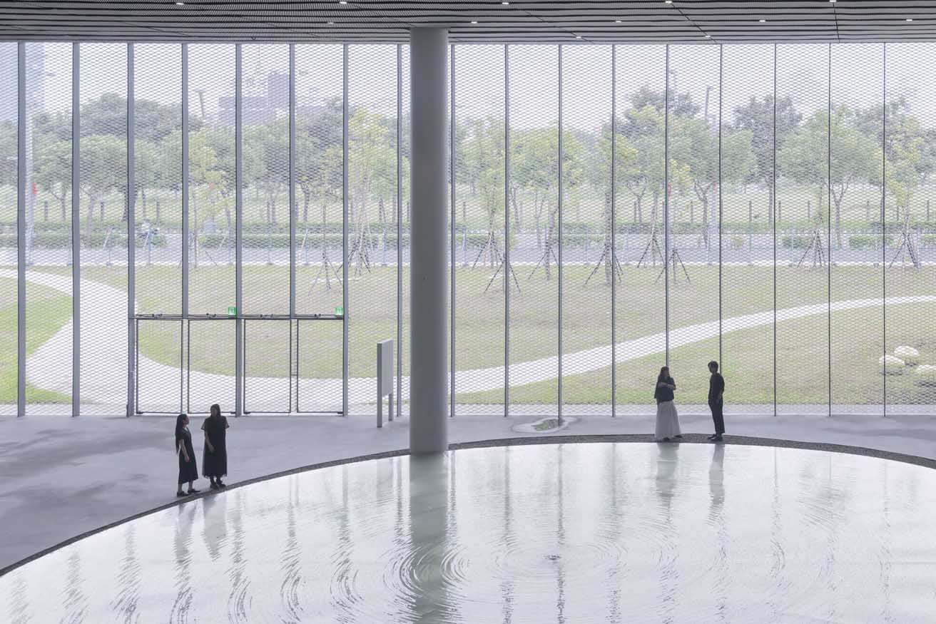 公園とはメッシュのファサードで仕切られただけ。風が通り、人も通る。　photo_courtesy of Taichung Art Museum ©Iwan Baan
