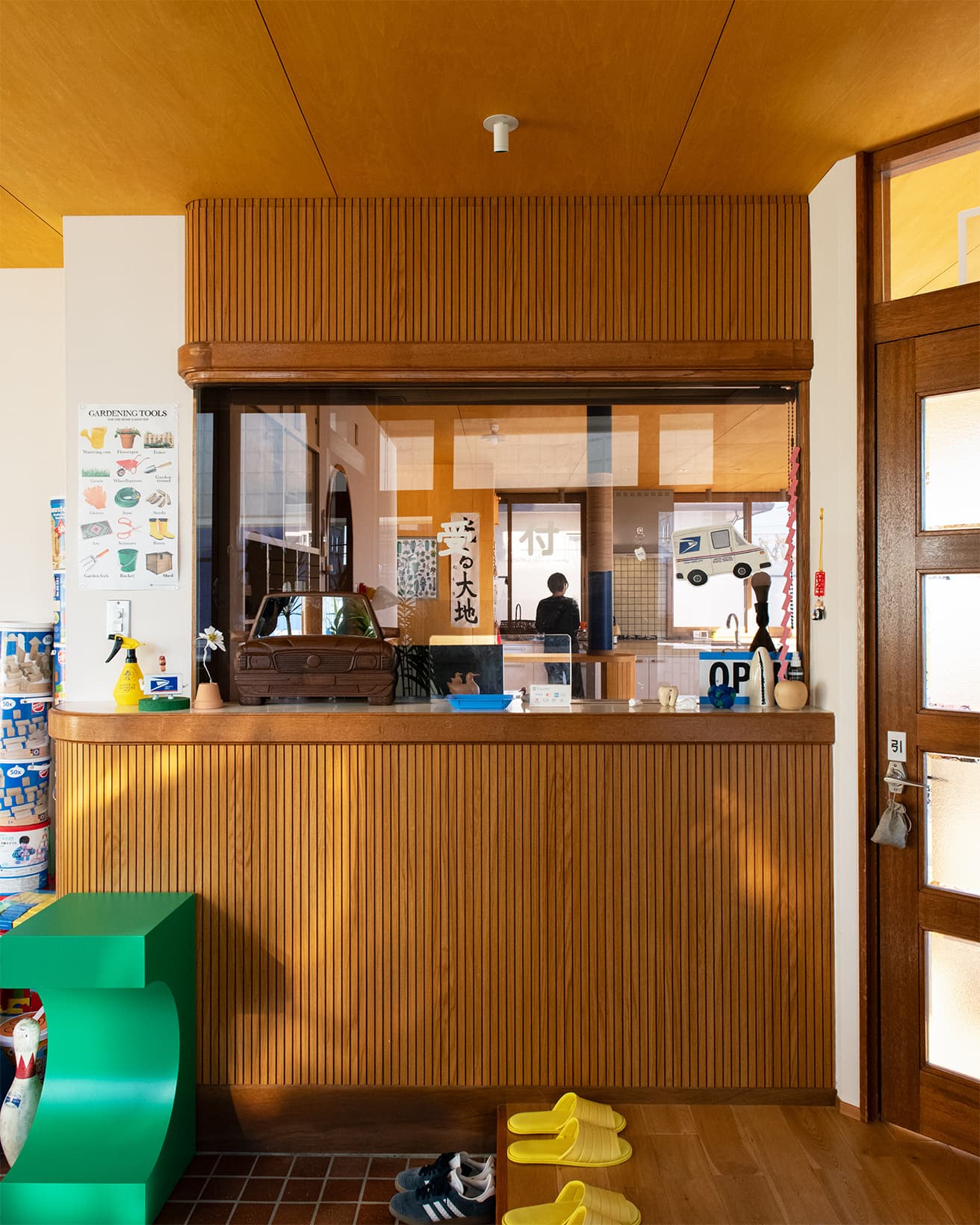 玄関を開けると現れる“歯科医院の受付”。象徴的なこの場所はしっかりと残すことにした。「友達が遊びに来ると、窓口から覗き込んで声をかけてくれるんです」