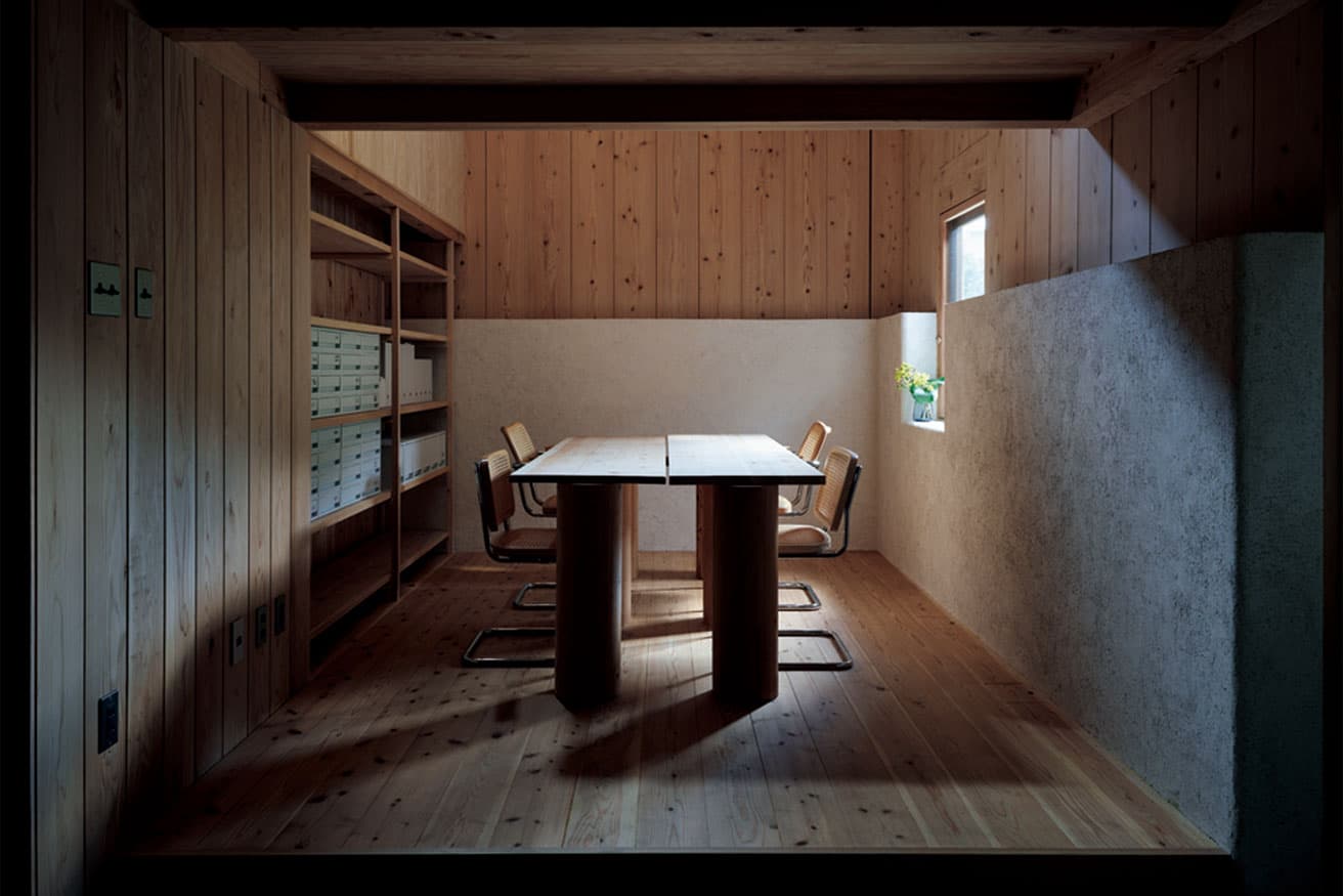 テーブルの脚など什器にも大径木を豊かに活用。4 縦に用いた壁柱が目を引く。