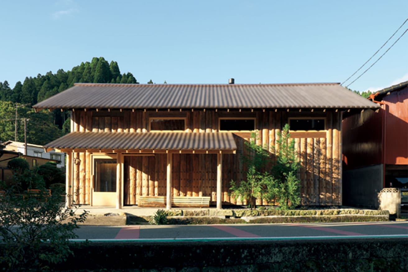 縦に用いた壁柱が目を引く。