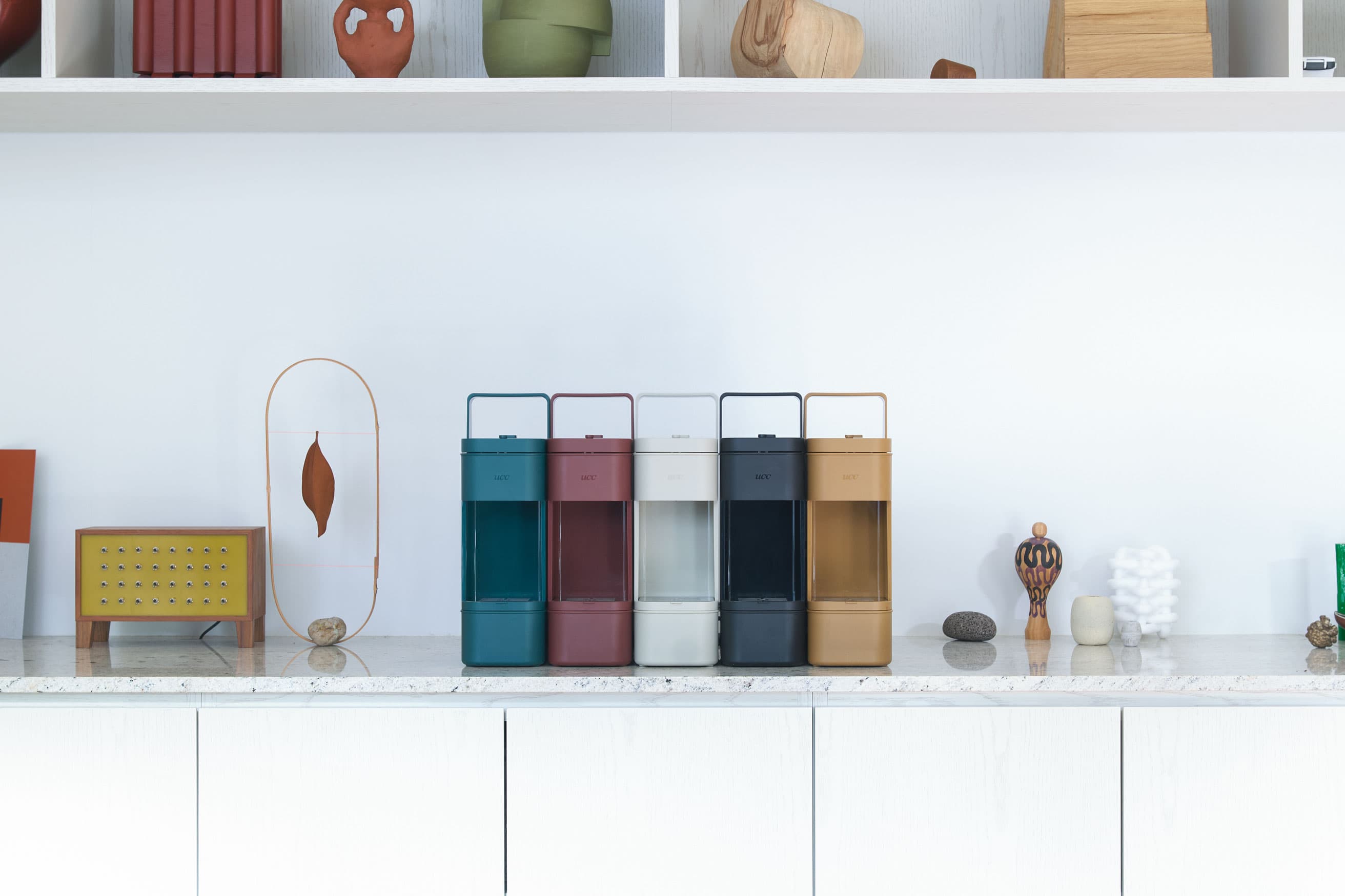 山田遊の自邸に美しく馴染む、二俣公一デザインの《DRIP POD YOUBI》。