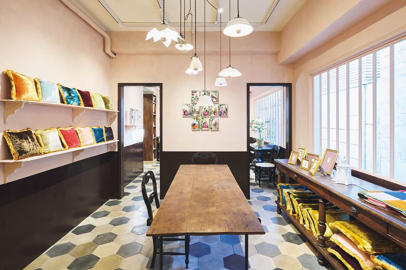 照明やフレーム等の装飾品も扱う。