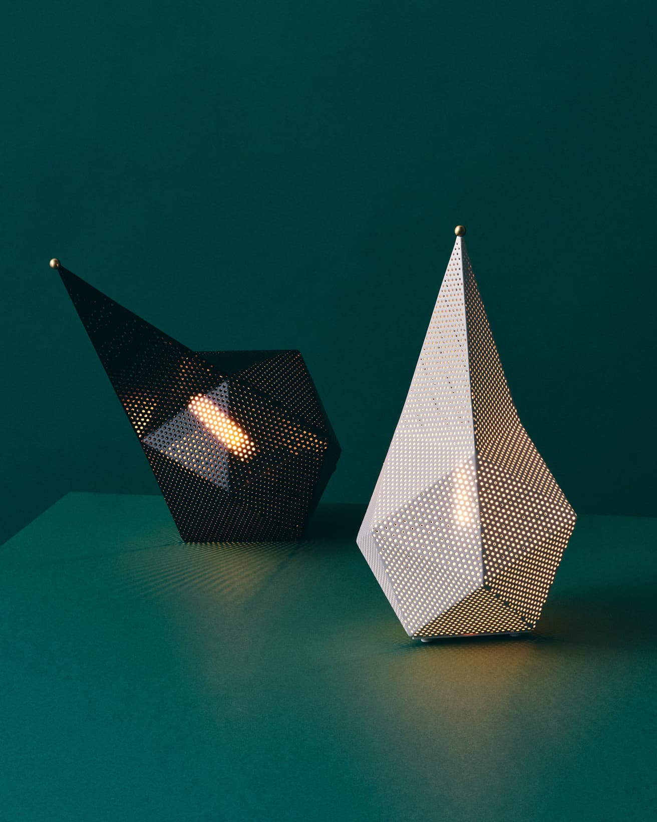 《バグダッド ポータブルランプ》W18×D18×H36cm。ブラック、ホワイト、オレンジの３色展開。75,900円。●トリシュナ・ジバーナ TEL 03 3234 3971。