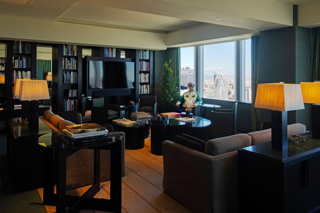 今回のリニューアルで従来のデザインを変更しなかった唯一の客室「トーキョー スイート」の窓辺で都心の風景を眺めるNIGO®さん。