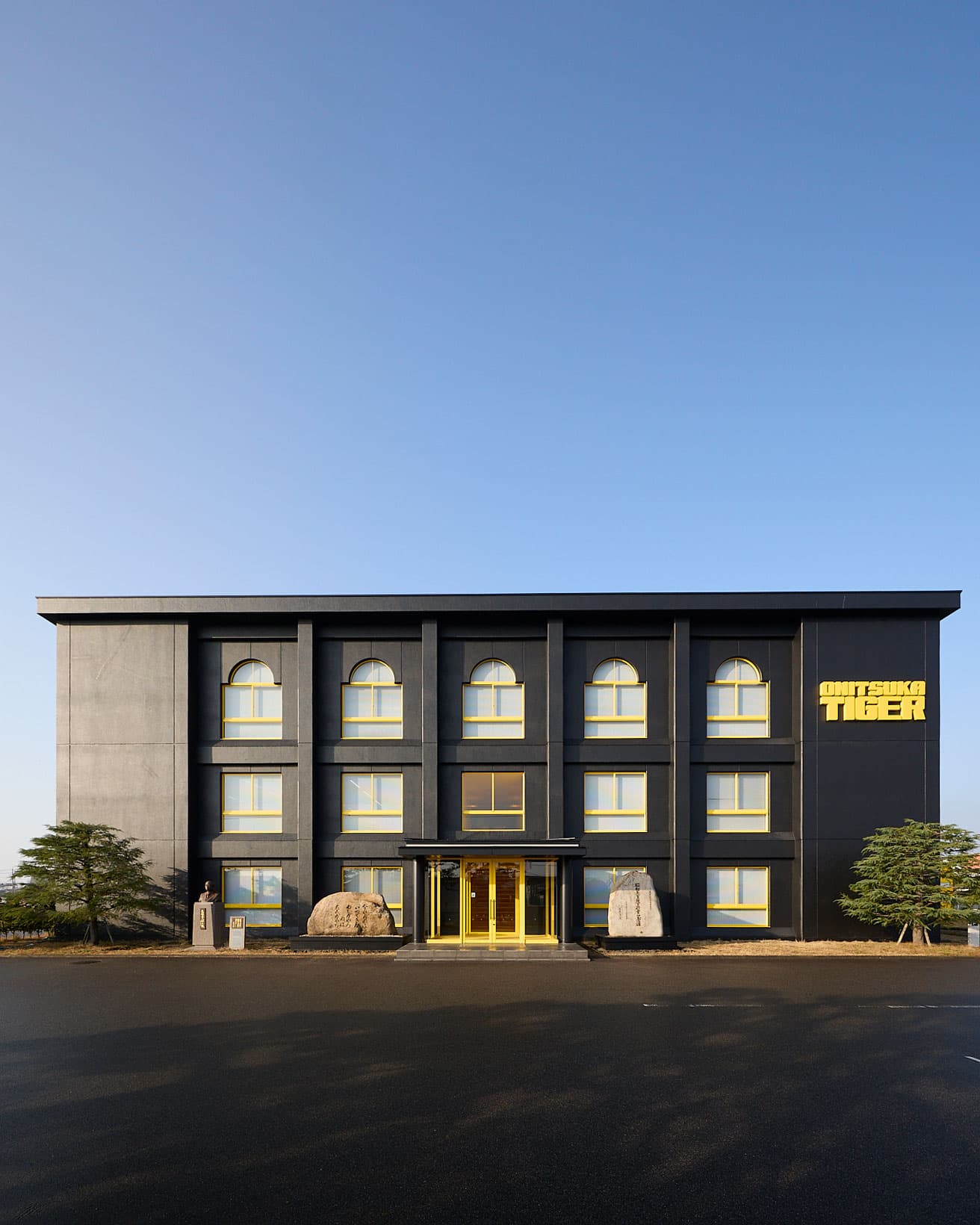 〈オニツカイノベーティブファクトリー〉のファサード。敷地面積は約 1万7312平方メートル、延べ床面積は約9830平方メートル。