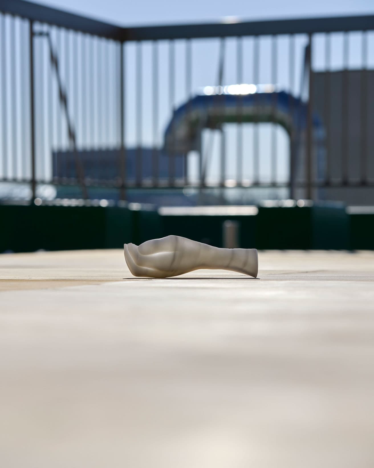 保良雄作品。手をモチーフにした彫刻のようだが、中は空洞だ。 photo_Akihiro Itagaki (Nacasa &amp; Partners)


