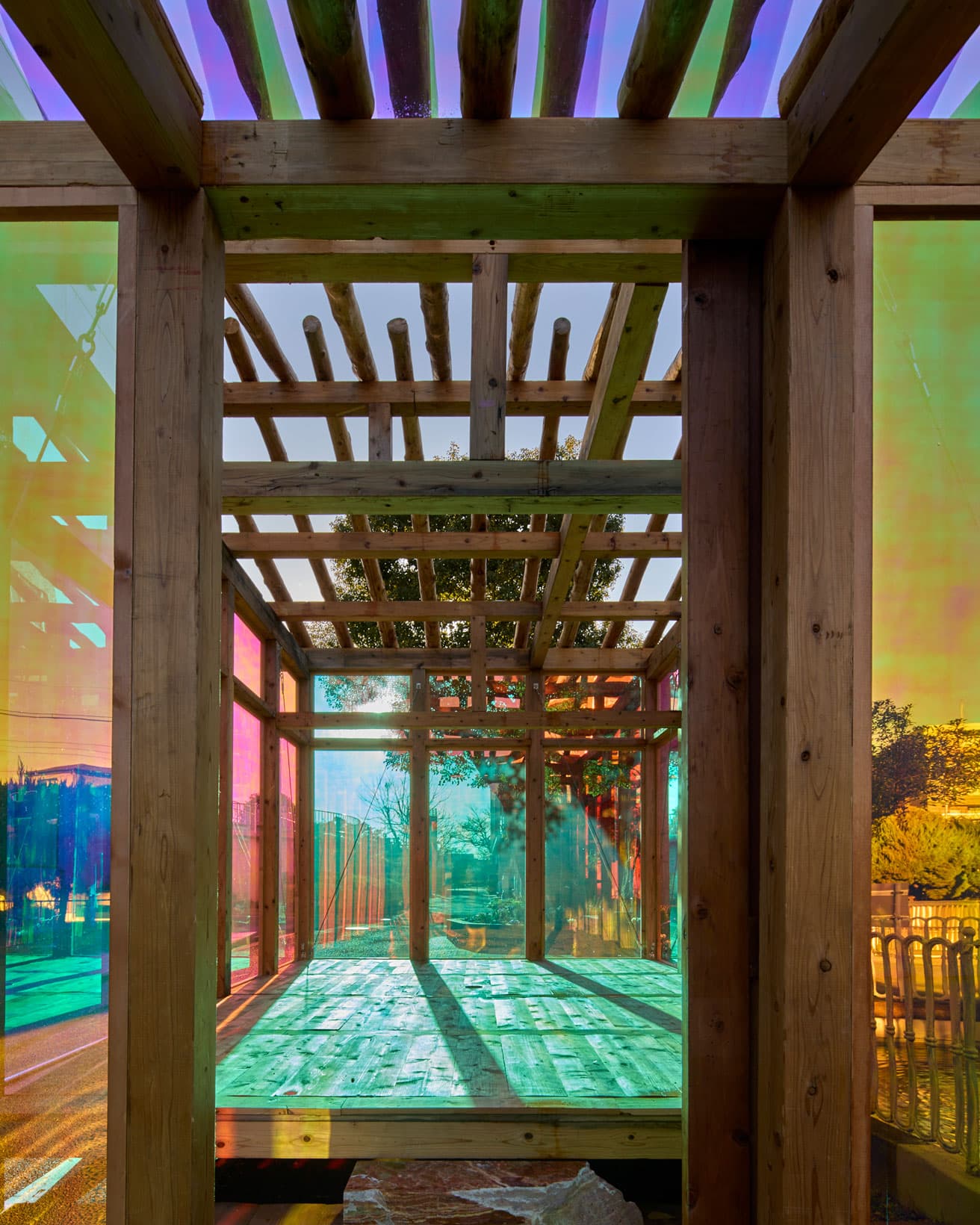 施設内入口付近に設置されている保良雄作品。横浜の古材やイランのオニックスなどを素材として組み立てられた、小屋のようなスペースだ。 photo_Akihiro Itagaki (Nacasa &amp; Partners)
